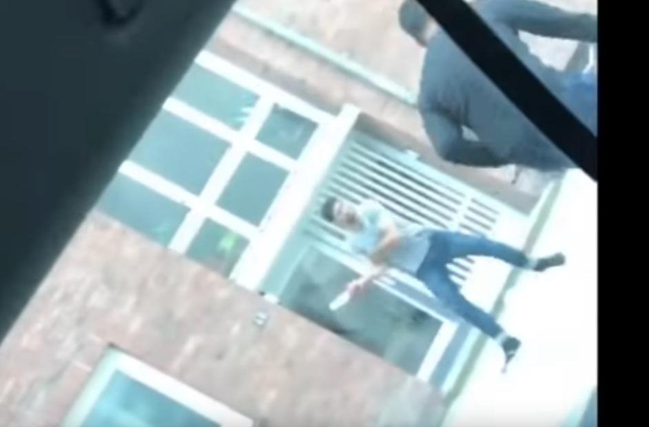 «Μαχαίρωνε όποιον έβρισκε μπροστά του»: Συνταρακτική μαρτυρία για τη φονική επίθεση στο Αμβούργο [βίντεο]  | iefimerida.gr 2