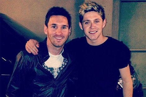 Μέσι και Νεϊμάρ θαυμάζουν τους πιτσιρικάδες τραγουδιστές «One Direction» και ανεβάζουν selfies μαζί τους  [εικόνες] | iefimerida.gr 1