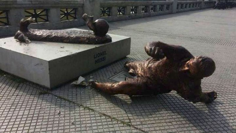 Βανδάλισαν άγαλμα του Μέσι στο Μπουένος Αϊρες [εικόνα] | iefimerida.gr 0
