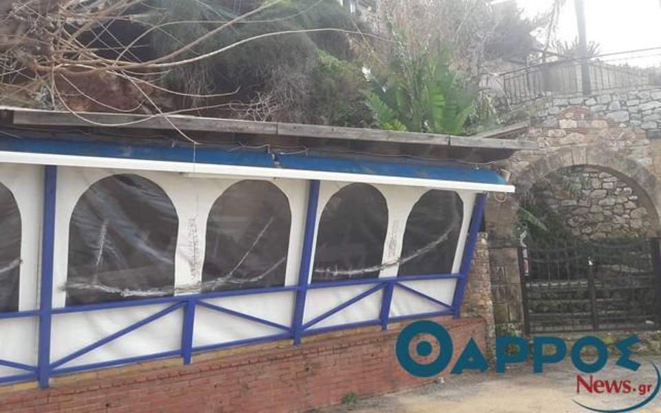 Κατολισθήσεις στη Μεσσηνία -Καταπλακώθηκε κατάστημα στην παραλία της Στούπας [εικόνες] | iefimerida.gr 0