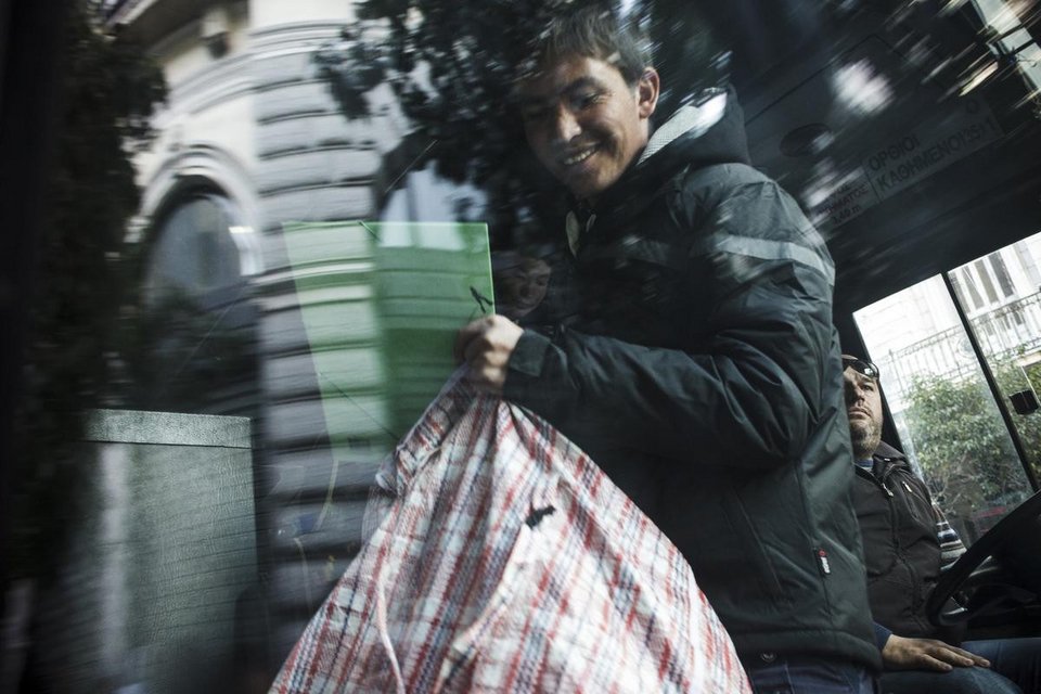 Καρέ-καρέ η μεταφορά μεταναστών από την Αμυγδαλέζα στην Ομόνοια -Ακολουθώντας τους καθώς σκορπούν στα γύρω στενά [εικόνες] | iefimerida.gr 10