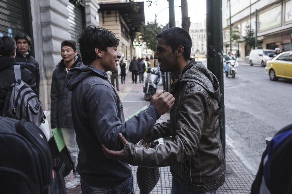 Καρέ-καρέ η μεταφορά μεταναστών από την Αμυγδαλέζα στην Ομόνοια -Ακολουθώντας τους καθώς σκορπούν στα γύρω στενά [εικόνες] | iefimerida.gr 11