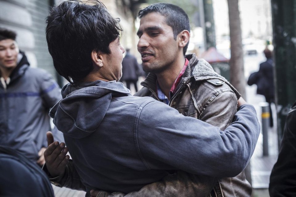 Καρέ-καρέ η μεταφορά μεταναστών από την Αμυγδαλέζα στην Ομόνοια -Ακολουθώντας τους καθώς σκορπούν στα γύρω στενά [εικόνες] | iefimerida.gr 12