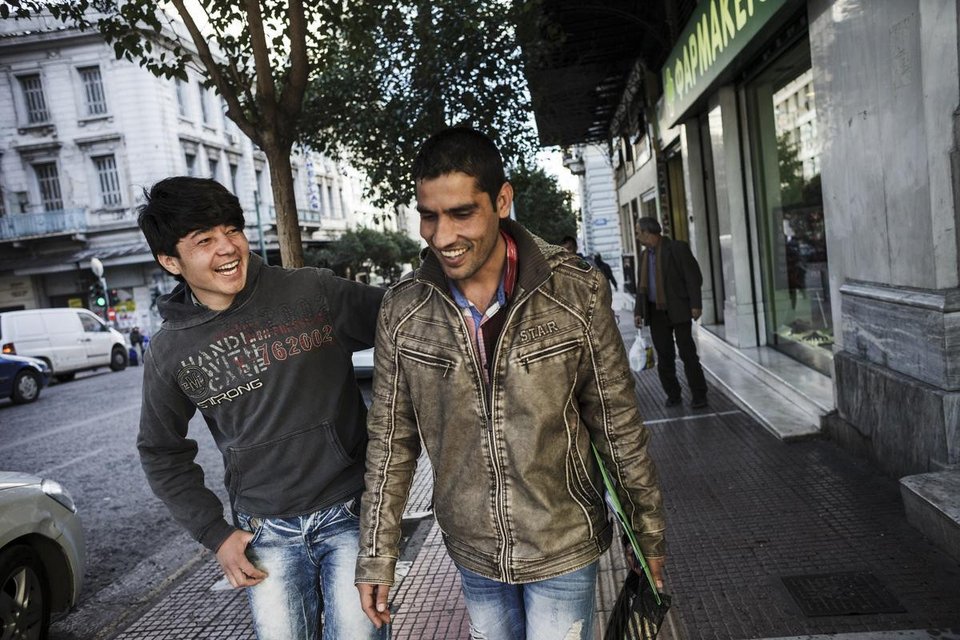 Καρέ-καρέ η μεταφορά μεταναστών από την Αμυγδαλέζα στην Ομόνοια -Ακολουθώντας τους καθώς σκορπούν στα γύρω στενά [εικόνες] | iefimerida.gr 14