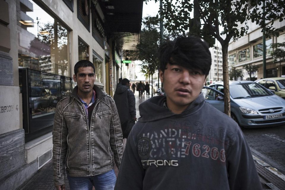 Καρέ-καρέ η μεταφορά μεταναστών από την Αμυγδαλέζα στην Ομόνοια -Ακολουθώντας τους καθώς σκορπούν στα γύρω στενά [εικόνες] | iefimerida.gr 15