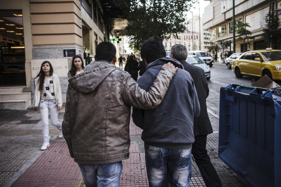 Καρέ-καρέ η μεταφορά μεταναστών από την Αμυγδαλέζα στην Ομόνοια -Ακολουθώντας τους καθώς σκορπούν στα γύρω στενά [εικόνες] | iefimerida.gr 16