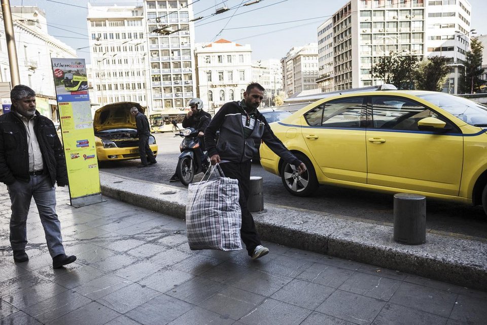 Καρέ-καρέ η μεταφορά μεταναστών από την Αμυγδαλέζα στην Ομόνοια -Ακολουθώντας τους καθώς σκορπούν στα γύρω στενά [εικόνες] | iefimerida.gr 17