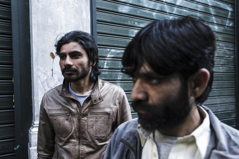 Καρέ-καρέ η μεταφορά μεταναστών από την Αμυγδαλέζα στην Ομόνοια -Ακολουθώντας τους καθώς σκορπούν στα γύρω στενά [εικόνες] | iefimerida.gr 18