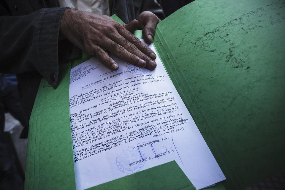 Καρέ-καρέ η μεταφορά μεταναστών από την Αμυγδαλέζα στην Ομόνοια -Ακολουθώντας τους καθώς σκορπούν στα γύρω στενά [εικόνες] | iefimerida.gr 1