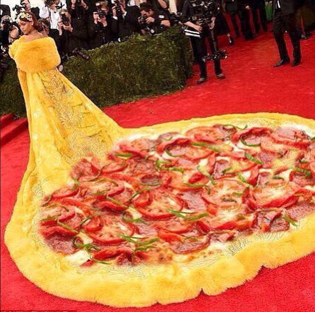 Το ίντερνετ σπάει πλάκα με την Ριάνα και την Σάρα Τζέσικα Πάρκερ -Γελάνε με τα ρούχα τους [εικόνες] | iefimerida.gr 0