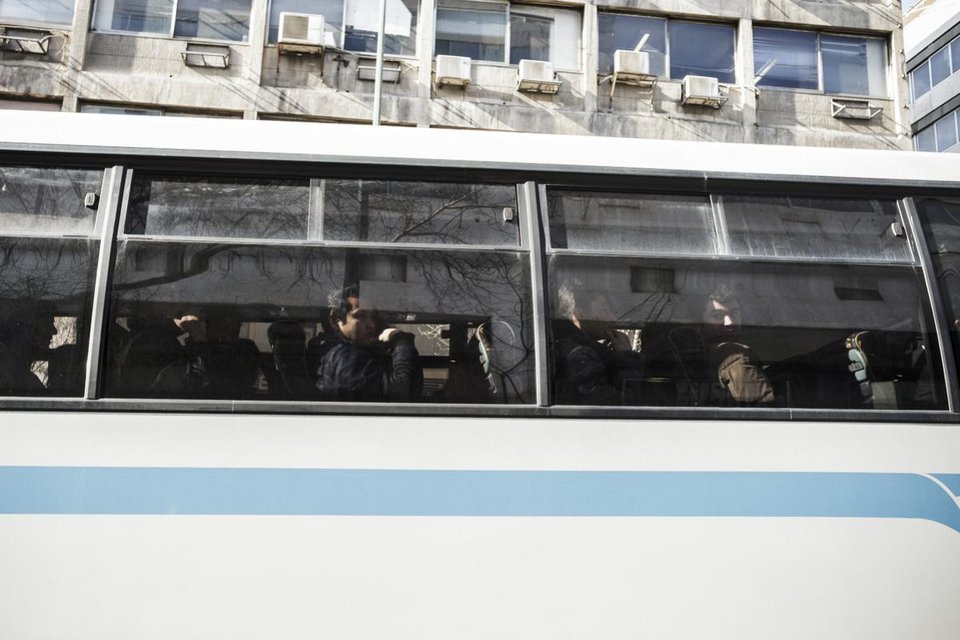 Καρέ-καρέ η μεταφορά μεταναστών από την Αμυγδαλέζα στην Ομόνοια -Ακολουθώντας τους καθώς σκορπούν στα γύρω στενά [εικόνες] | iefimerida.gr 6