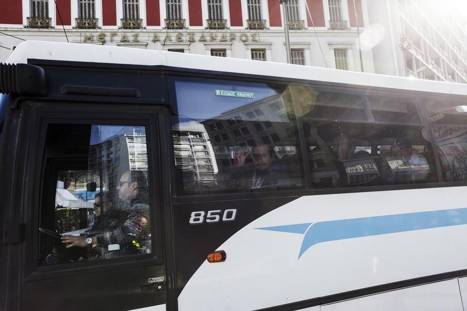 Καρέ-καρέ η μεταφορά μεταναστών από την Αμυγδαλέζα στην Ομόνοια -Ακολουθώντας τους καθώς σκορπούν στα γύρω στενά [εικόνες] | iefimerida.gr 7