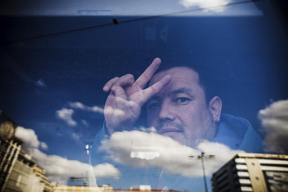 Καρέ-καρέ η μεταφορά μεταναστών από την Αμυγδαλέζα στην Ομόνοια -Ακολουθώντας τους καθώς σκορπούν στα γύρω στενά [εικόνες] | iefimerida.gr 0