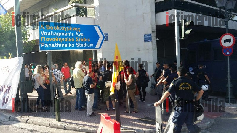 Κατάληψη στα γραφεία της Κομισιόν στην Αθήνα από το ΜΕΤΑ [εικόνες] | iefimerida.gr 7