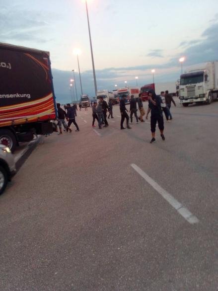 Στο νοσοκομείο με σπασμένο πόδι κατέληξε λιμενικός στην Πάτρα μετά από καταδίωξη μεταναστών [εικόνες] | iefimerida.gr 1