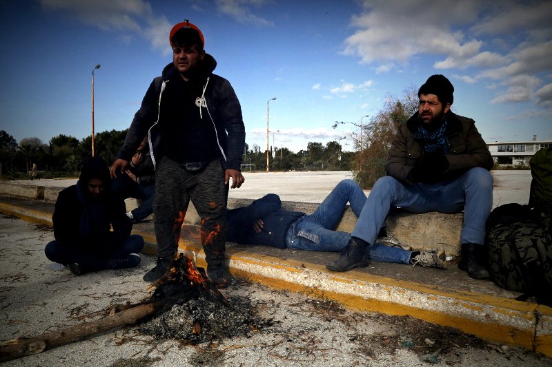Πρωτόγνωρες σκηνές στην παραλιακή: Μετανάστες κοιμούνται στα πεζοδρόμια [εικόνες] | iefimerida.gr 3