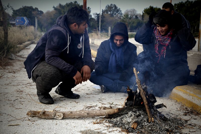 Πρωτόγνωρες σκηνές στην παραλιακή: Μετανάστες κοιμούνται στα πεζοδρόμια [εικόνες] | iefimerida.gr 2