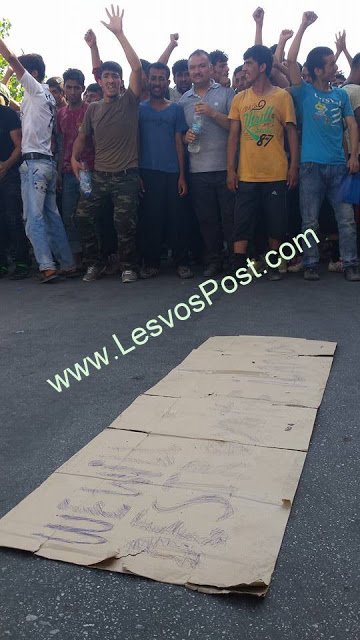 Το πλακάτ των μεταναστών στη Μυτιλήνη που κάνει το γύρο του Facebook [εικόνα] | iefimerida.gr 2