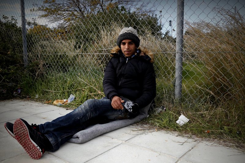 Πρωτόγνωρες σκηνές στην παραλιακή: Μετανάστες κοιμούνται στα πεζοδρόμια [εικόνες] | iefimerida.gr 1