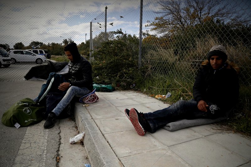 Πρωτόγνωρες σκηνές στην παραλιακή: Μετανάστες κοιμούνται στα πεζοδρόμια [εικόνες] | iefimerida.gr 0