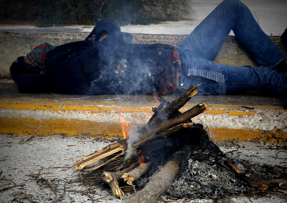 Πρωτόγνωρες σκηνές στην παραλιακή: Μετανάστες κοιμούνται στα πεζοδρόμια [εικόνες] | iefimerida.gr 4
