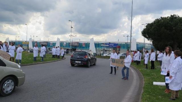 Πρωτοφανές: Στη Γαλλία οι εργαζόμενοι διαμαρτύρονται για την απόλυση του... αφεντικού τους [εικόνες] | iefimerida.gr 0