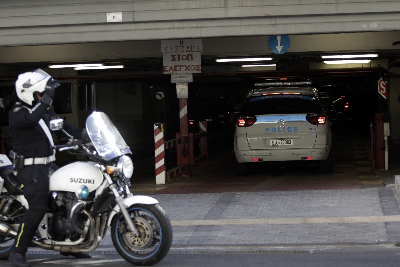 Η μεταφορά του 29χρονου αποστολέα των τρομοδεμάτων στον ανακριτή -Αλληλέγγυοι φώναζαν συνθήματα [εικόνες] | iefimerida.gr 3