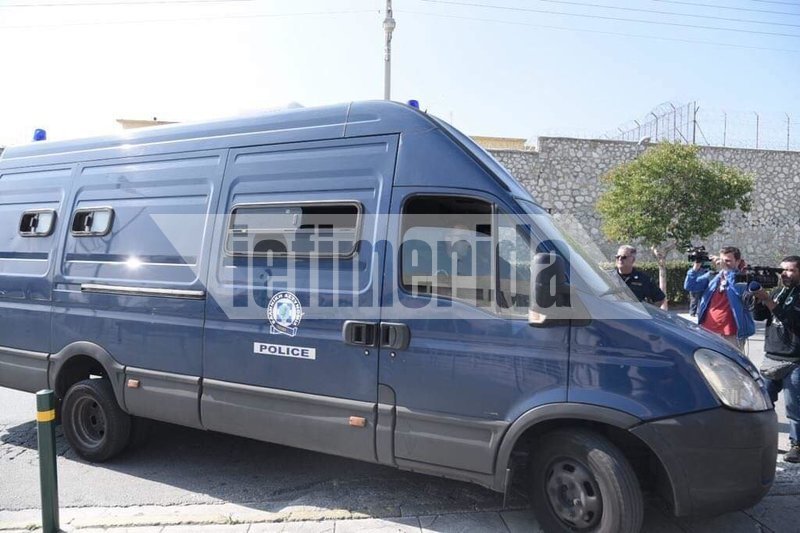 Λίγο πριν περάσει την πύλη των φυλακών Κορυδαλλού το ζεύγος Παπαντωνίου 