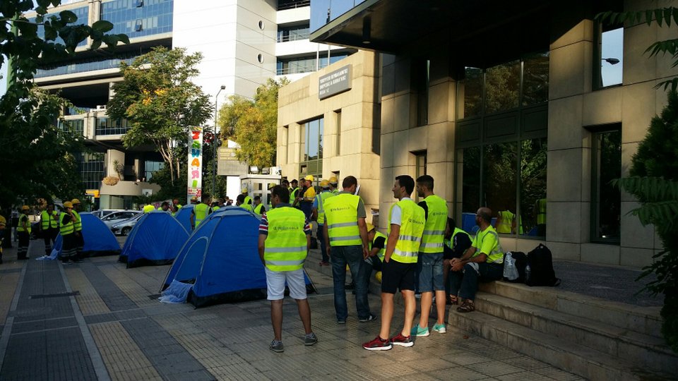 Οι μεταλλωρύχοι της Χαλκιδικής έστησαν σκηνές έξω από το υπουργείο Περιβάλλοντος [εικόνες] | iefimerida.gr 2