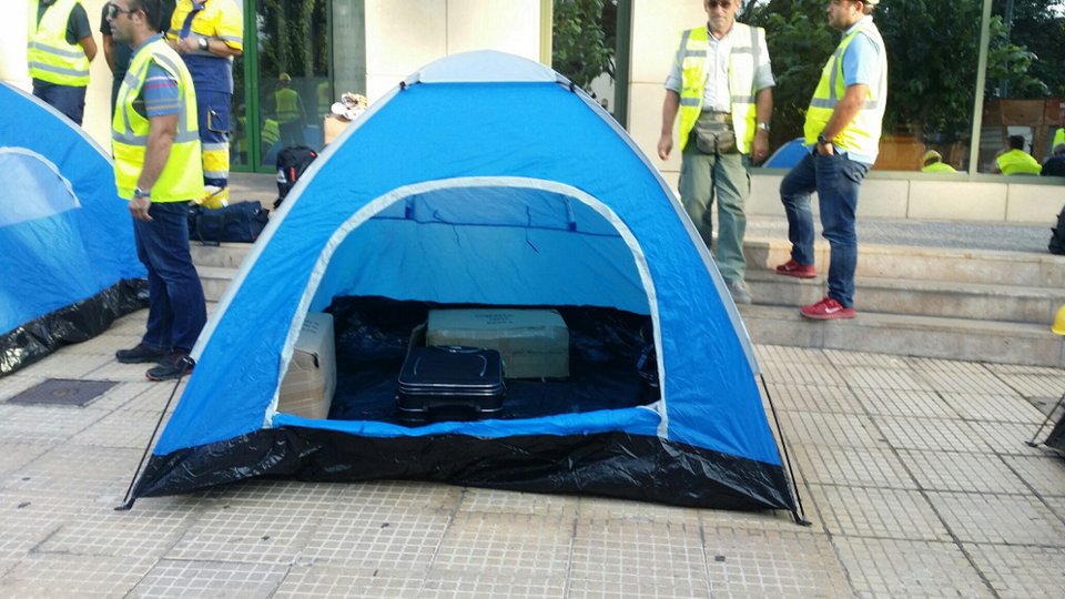 Οι μεταλλωρύχοι της Χαλκιδικής έστησαν σκηνές έξω από το υπουργείο Περιβάλλοντος [εικόνες] | iefimerida.gr 4