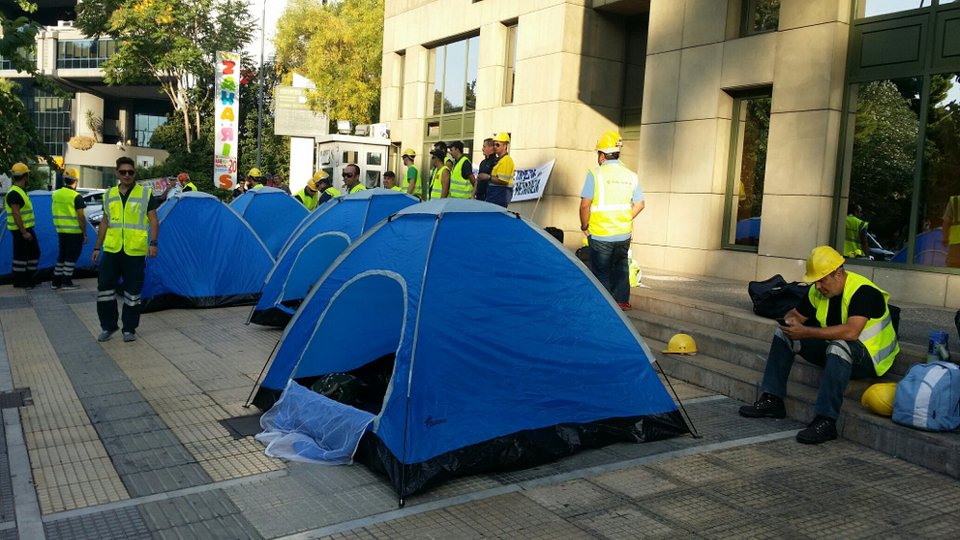Οι μεταλλωρύχοι της Χαλκιδικής έστησαν σκηνές έξω από το υπουργείο Περιβάλλοντος [εικόνες] | iefimerida.gr 6
