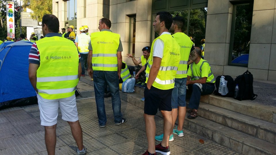 Οι μεταλλωρύχοι της Χαλκιδικής έστησαν σκηνές έξω από το υπουργείο Περιβάλλοντος [εικόνες] | iefimerida.gr 7