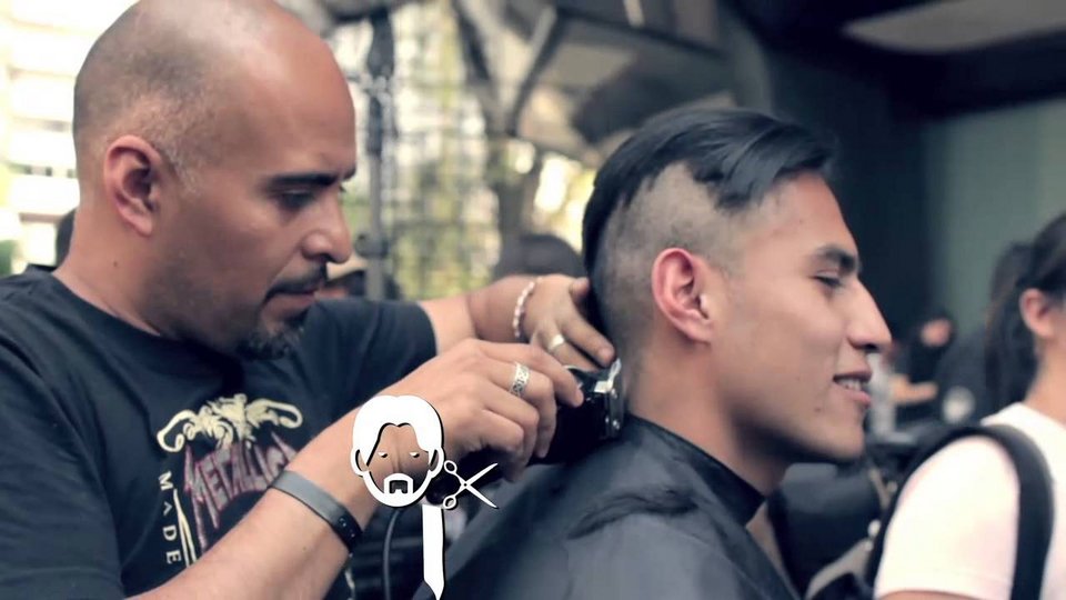 Μεταλάδες ξυρίζουν τα μαλλιά τους για τα παιδιά με καρκίνο -Το ευαίσθητο πρόσωπο των «σκληρών» [εικόνες&βίντεο] | iefimerida.gr 1