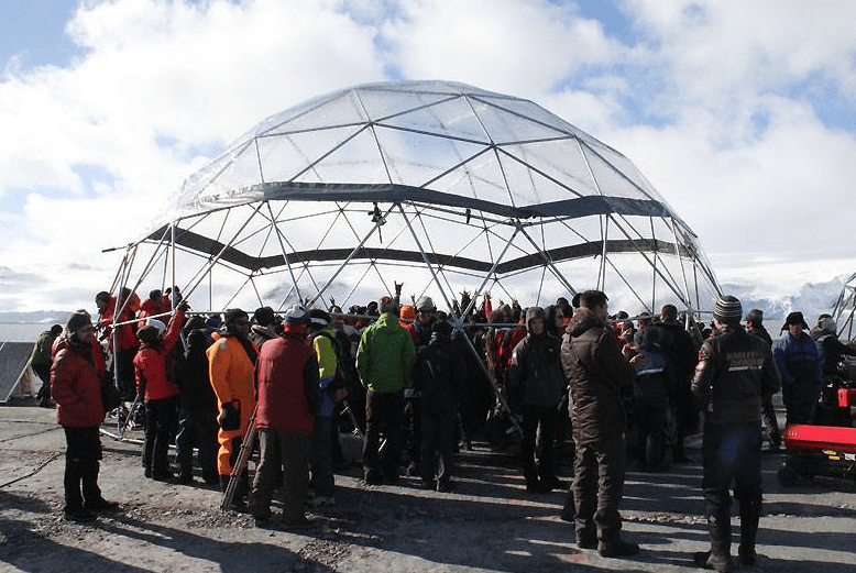 Το πρώτο συγκρότημα που έπαιξε live στην Ανταρκτική -«Δεν υπήρξαν... πιγκουίνοι στους θαυμαστές» [εικόνες] | iefimerida.gr 3