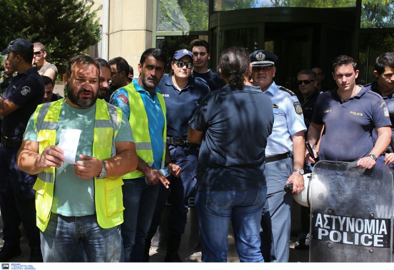 Οι μεταλλωρύχοι έξω από το υπουργείο Περιβάλλοντος: Δεν αποχωρούμε αν δεν υπογραφεί η 3η άδεια | iefimerida.gr 0