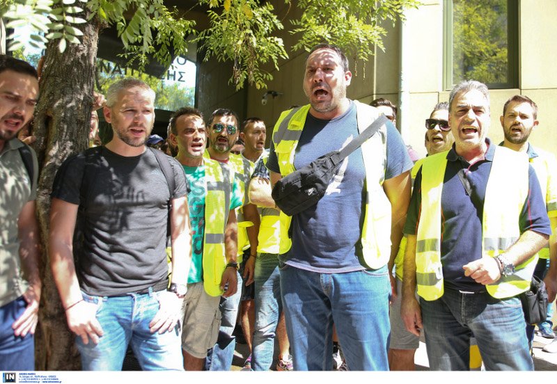 Οι μεταλλωρύχοι έξω από το υπουργείο Περιβάλλοντος: Δεν αποχωρούμε αν δεν υπογραφεί η 3η άδεια | iefimerida.gr 1