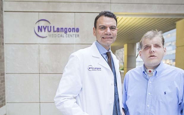 Ολική μεταμόσχευση προσώπου - Παραμορφωμένος πυροσβέστης απέκτησε νέα ζωή [εικόνες] | iefimerida.gr 3