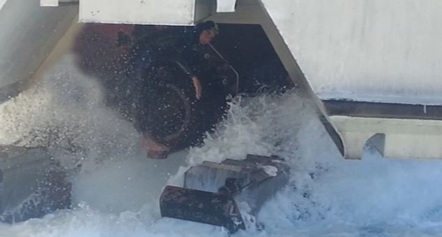 Μετανάστες κρύφτηκαν στον κινητήρα πλοίου για να φτάσουν στην Ευρώπη [βίντεο & εικόνες] | iefimerida.gr 0