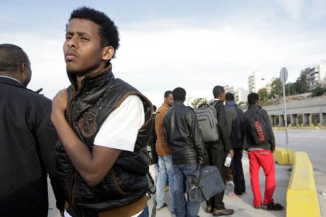 Με το βλέμμα χαμένο στο κενό -Στον Πειραιά οι διασωθέντες μετανάστες από το ναυάγιο της Σάμου [εικόνες] | iefimerida.gr 0
