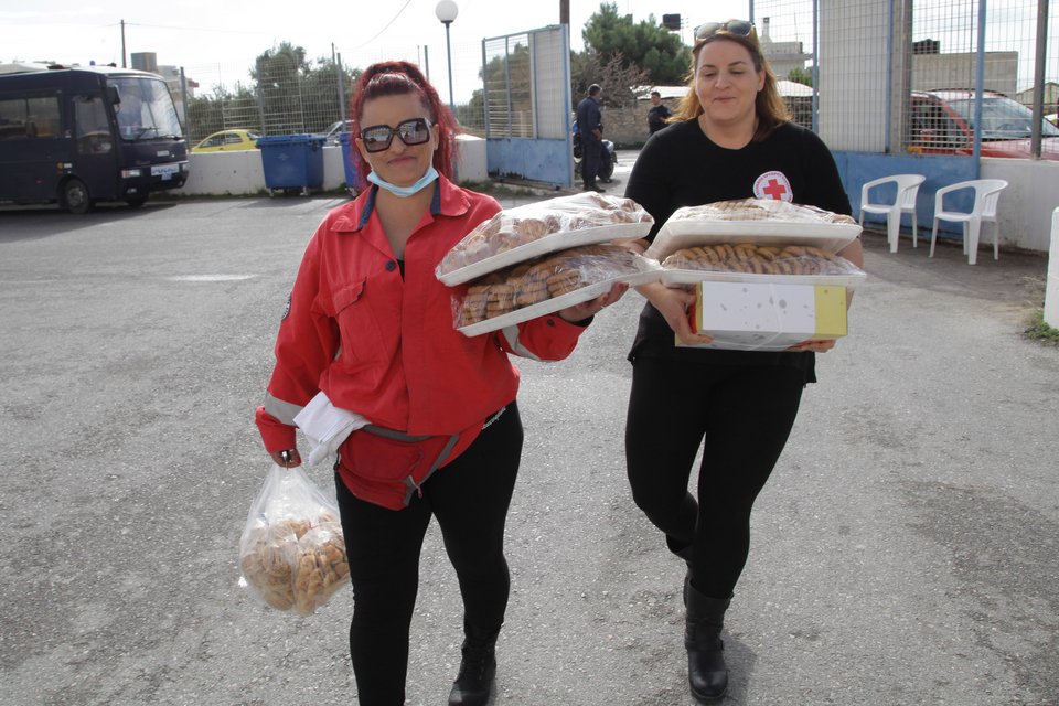 Αναχωρούν οι 370 από τους μετανάστες του «Baris» - Στον Εισαγγελέα επτά ως επικεφαλείς της μεταφοράς [εικόνες] | iefimerida.gr 9