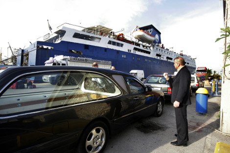 Με το βλέμμα χαμένο στο κενό -Στον Πειραιά οι διασωθέντες μετανάστες από το ναυάγιο της Σάμου [εικόνες] | iefimerida.gr 1