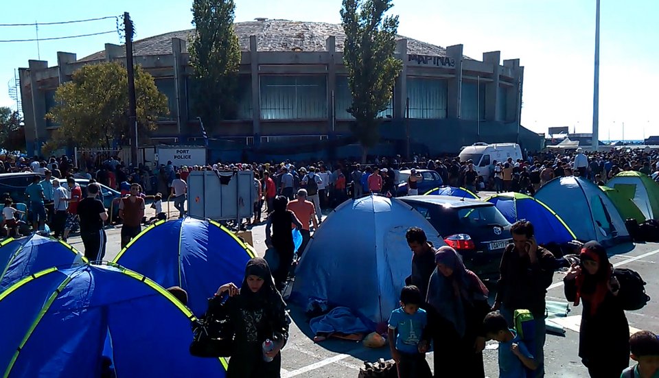 H Λέσβος σε κατάσταση πολιορκίας -«Bούλιαξε» από 4.000 μετανάστες [εικόνες & βίντεο] | iefimerida.gr 0