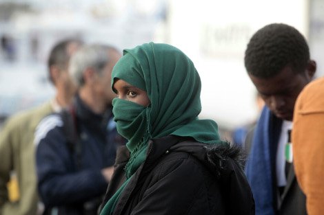 Με το βλέμμα χαμένο στο κενό -Στον Πειραιά οι διασωθέντες μετανάστες από το ναυάγιο της Σάμου [εικόνες] | iefimerida.gr 2