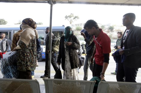 Με το βλέμμα χαμένο στο κενό -Στον Πειραιά οι διασωθέντες μετανάστες από το ναυάγιο της Σάμου [εικόνες] | iefimerida.gr 3