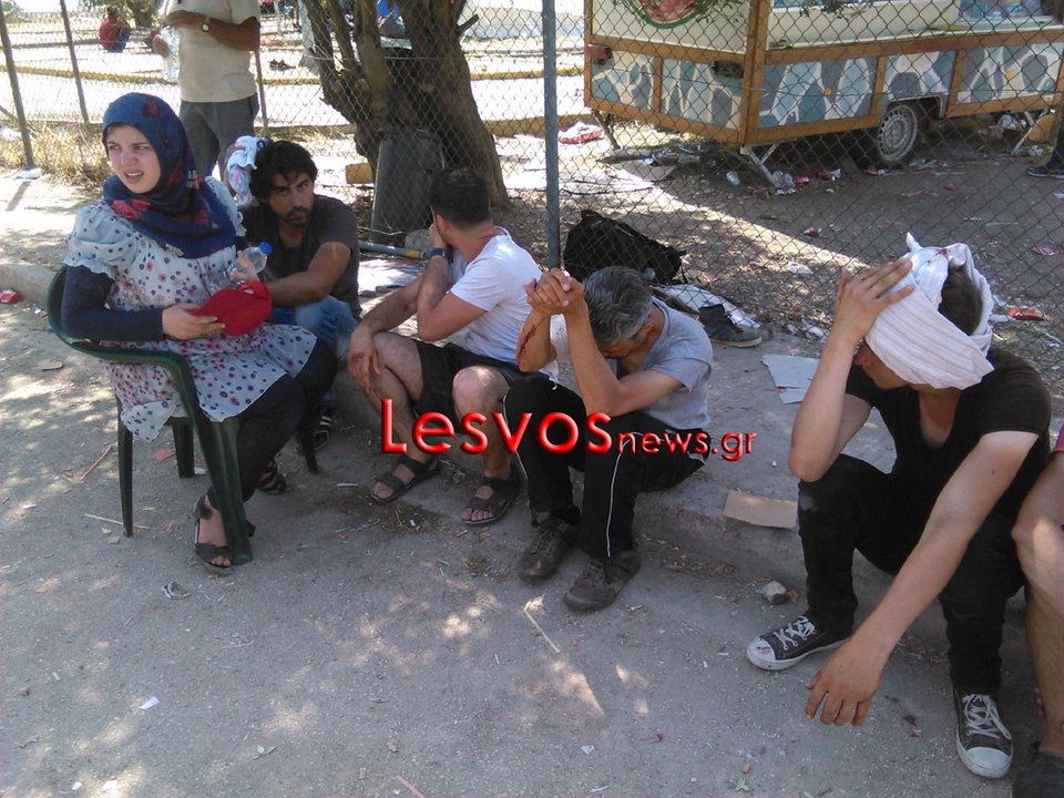 Αιματηρές συμπλοκές μεταναστών στο λιμάνι της Μυτιλήνης [εικόνες & βίντεο] | iefimerida.gr 2