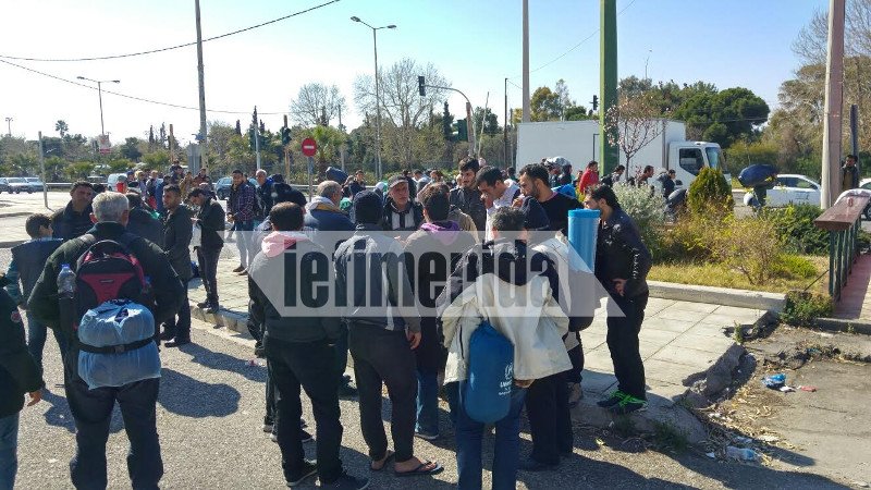Οι πρόσφυγες εγκαταλείπουν το Ελληνικό -Εκλεισαν την παραλιακή και πάνε Ειδομένη  | iefimerida.gr 12