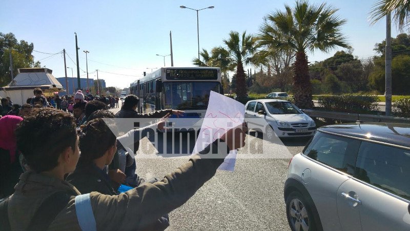 Οι πρόσφυγες εγκαταλείπουν το Ελληνικό -Εκλεισαν την παραλιακή και πάνε Ειδομένη  | iefimerida.gr 4