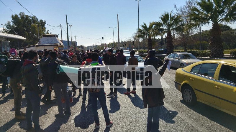 Οι πρόσφυγες εγκαταλείπουν το Ελληνικό -Εκλεισαν την παραλιακή και πάνε Ειδομένη  | iefimerida.gr 8