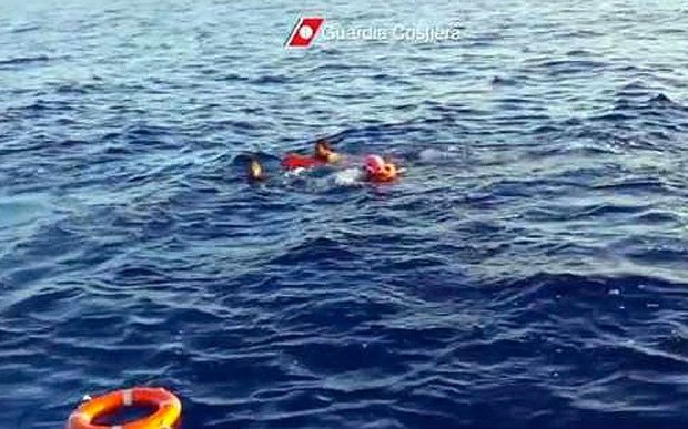 Η μεγαλύτερη τραγωδία της Μεσογείου: 700 μετανάστες νεκροί στη θάλασσα [εικόνες&βίντεο] | iefimerida.gr 1