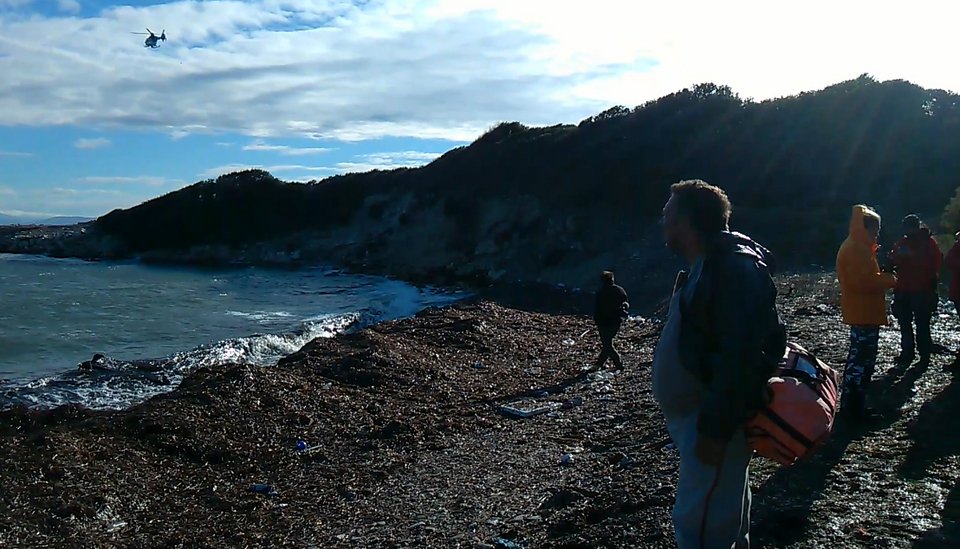 Τραγωδία στο Αιγαίο: Πρόσφυγας βρήκε τις σορούς της γυναίκας και της κορούλας του [εικόνες&βίντεο] | iefimerida.gr 0